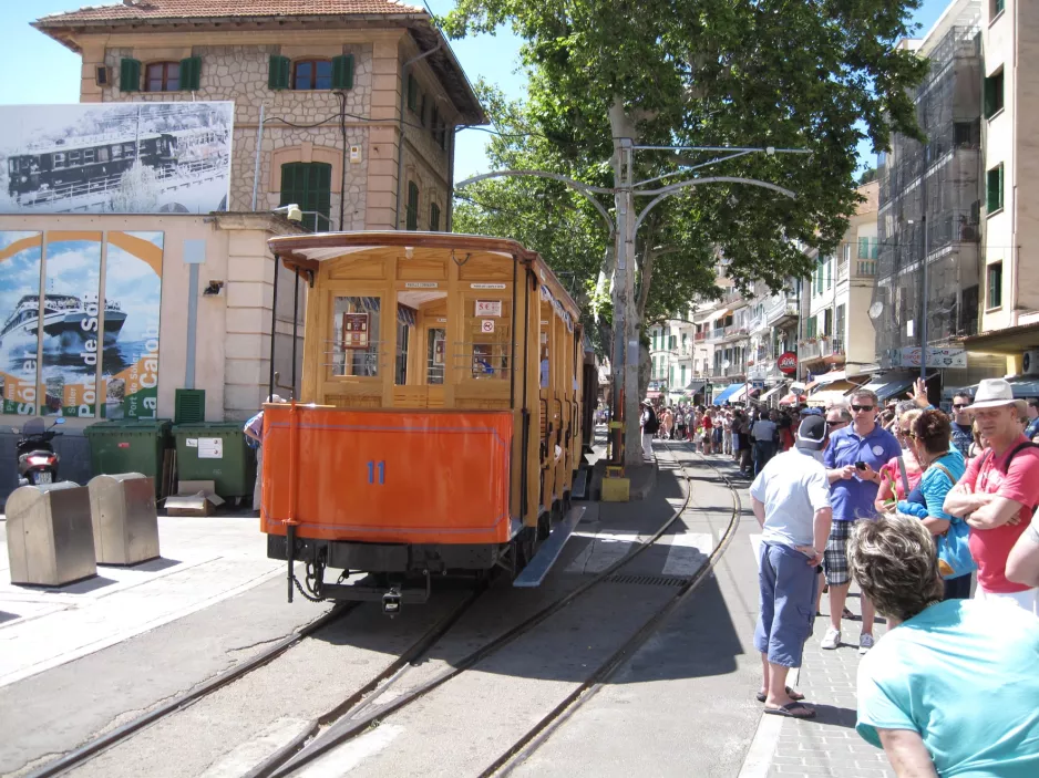 Sóller Straßenbahnlinie mit Offen Beiwagen 11, die Rückseite Port de Sóller (2013)