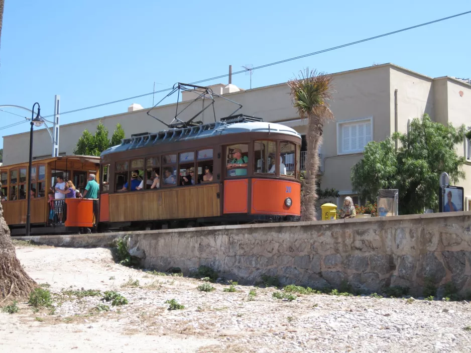 Sóller Straßenbahnlinie mit Triebwagen 20 auf Carrer de la Marina, von der Seite gesehen (2013)