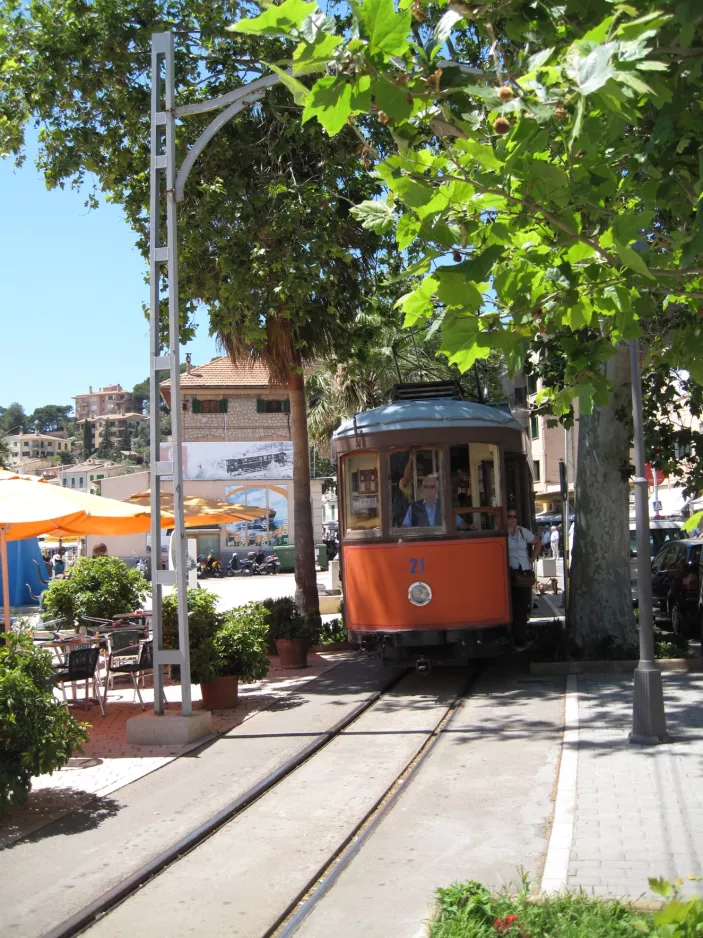 Sóller Straßenbahnlinie mit Triebwagen 21 vor Strandcafe I Soller, Carrer de la Marina (2013)
