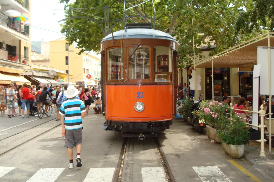 Sóller Straßenbahnlinie mit Triebwagen 23, die Rückseite Port de Sóller (2011)