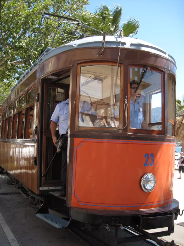 Sóller Straßenbahnlinie mit Triebwagen 23, die Vorderseite Las Palmeras / Carrer de la Marina (2013)