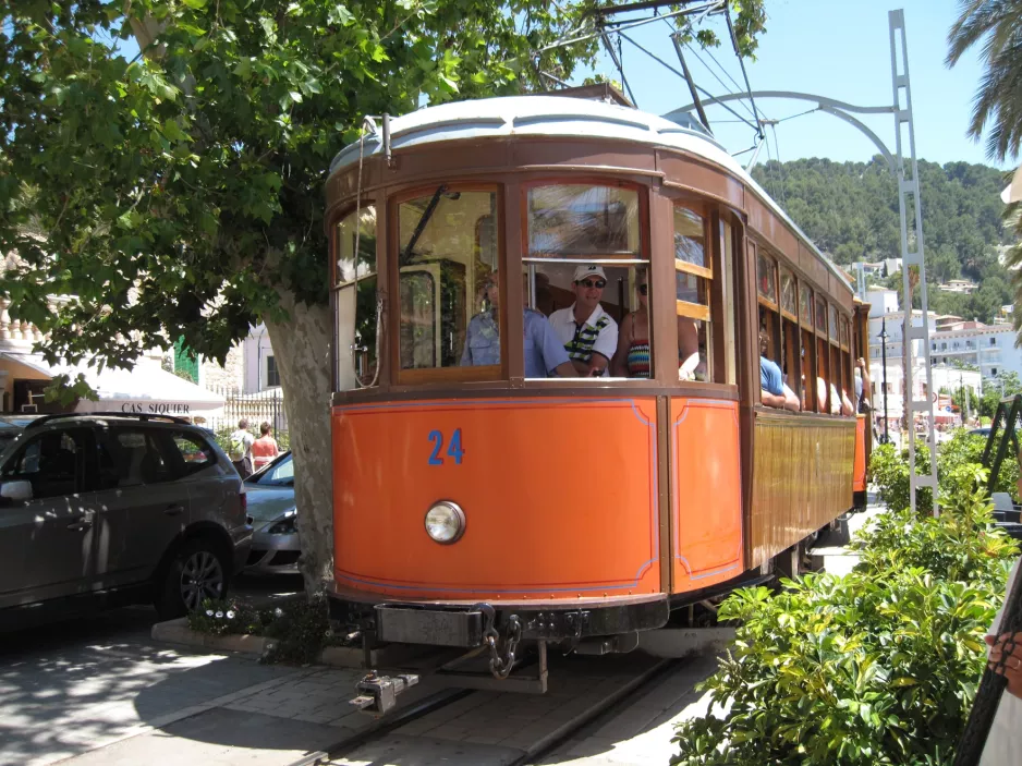 Sóller Straßenbahnlinie mit Triebwagen 24 am Las Palmeras / Carrer de la Marina (2013)