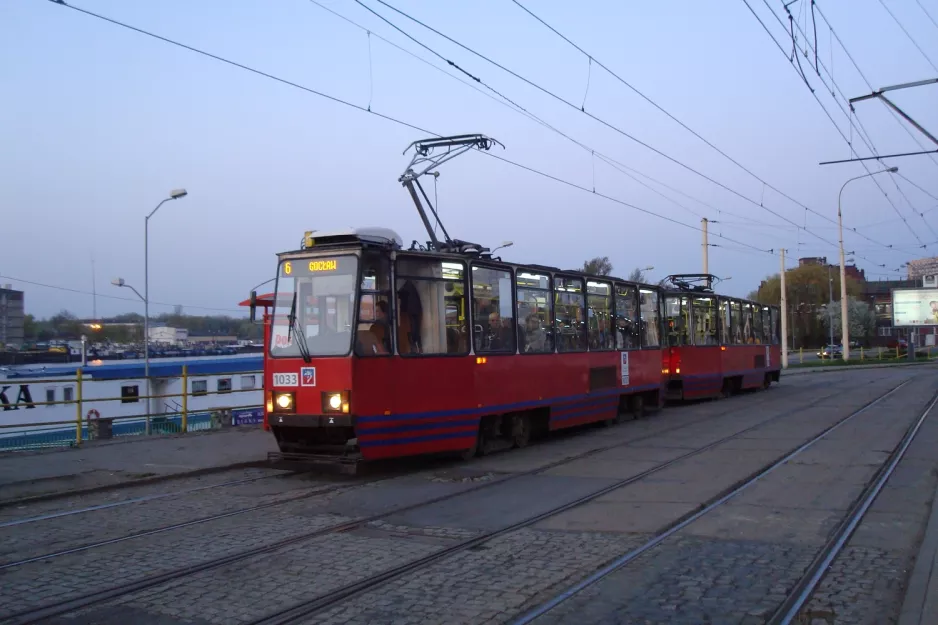 Stettin Straßenbahnlinie 6 mit Triebwagen 1033 am Dworzec Główny (2011)