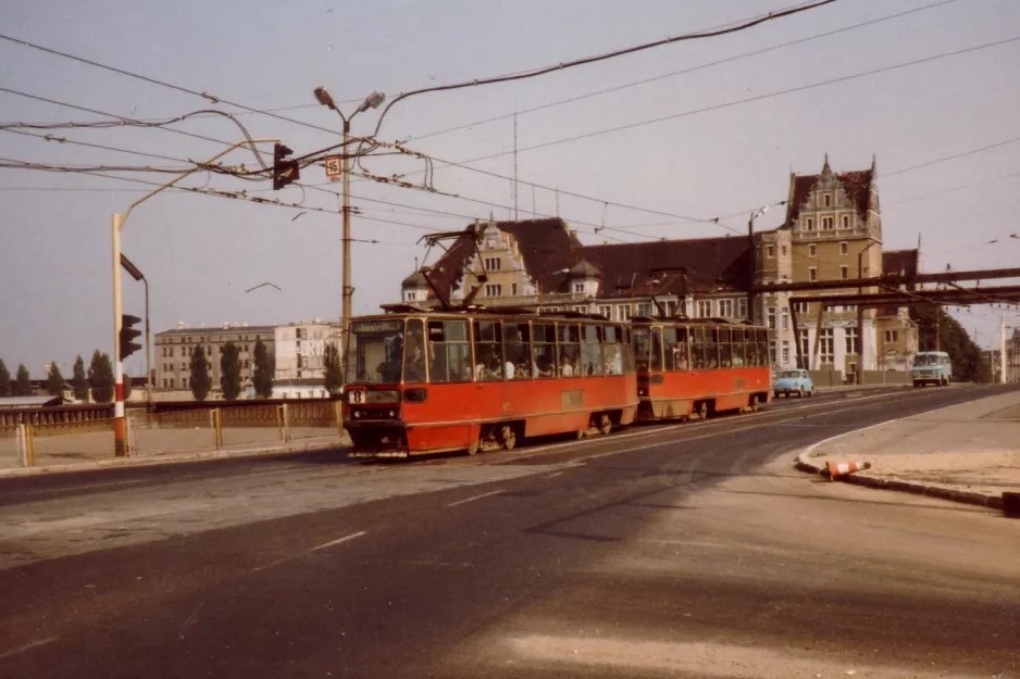 Stettin Straßenbahnlinie 8 mit Triebwagen 672 auf Most Długi (1984)
