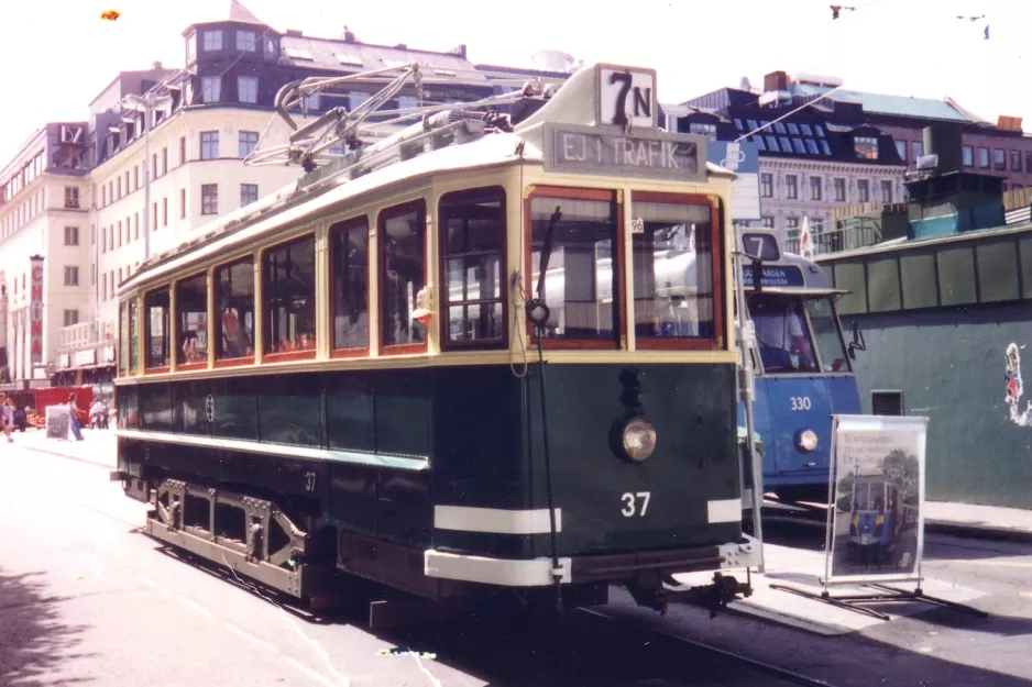 Stockholm Djurgårdslinjen 7N mit Triebwagen 37 am Norrmalmstorg (1992)