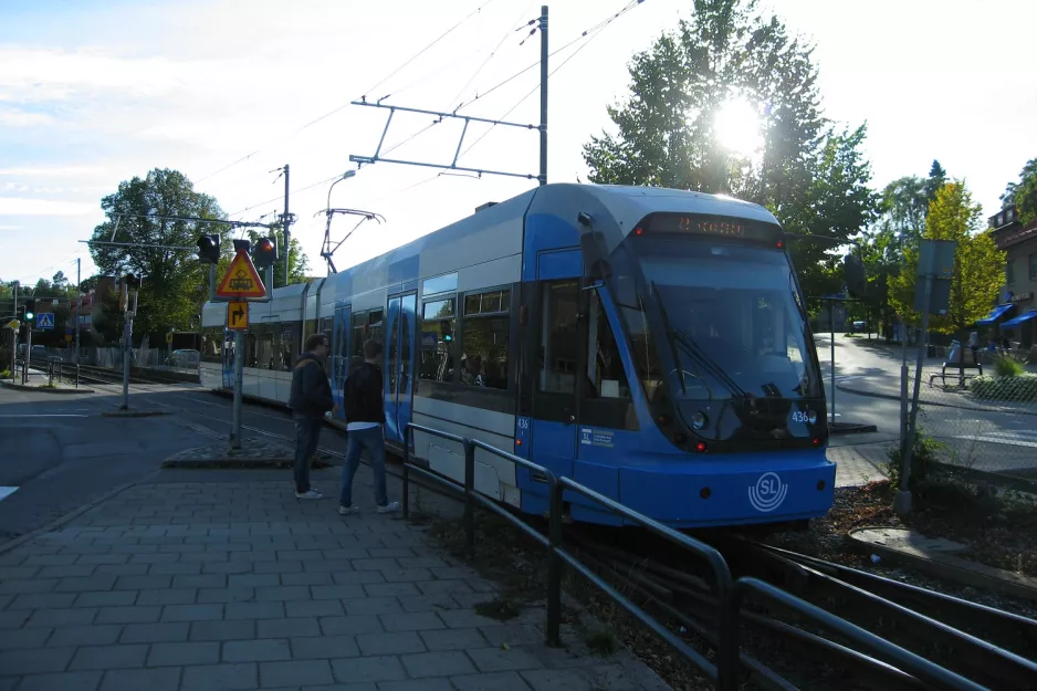 Stockholm Straßenbahnlinie 12 Nockebybanan mit Niederflurgelenkwagen 436 in der Kreuzung Västerled/Alviksvägen (2011)