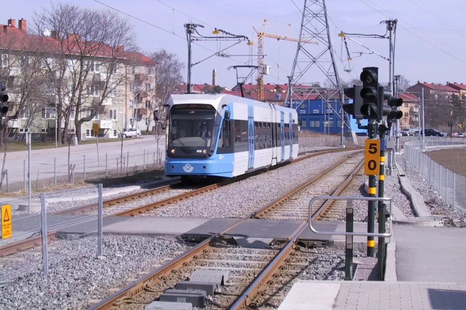 Stockholm Straßenbahnlinie 30 Tvärbanan mit Niederflurgelenkwagen 408 nahe bei Årstafältet (2003)