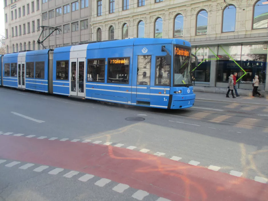 Stockholm Straßenbahnlinie 7S Spårväg City mit Niederflurgelenkwagen 1 auf Hamngaten (2019)