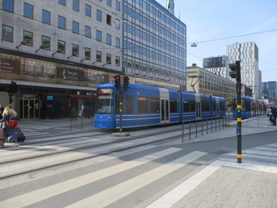 Stockholm Straßenbahnlinie 7S Spårväg City mit Niederflurgelenkwagen 4 auf Sergels Torv (2019)