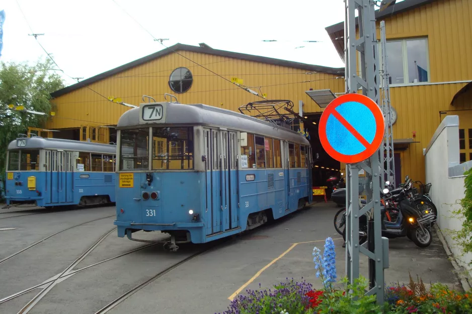 Stockholm Triebwagen 333 vor dem Depot Alkärrshallen (2012)