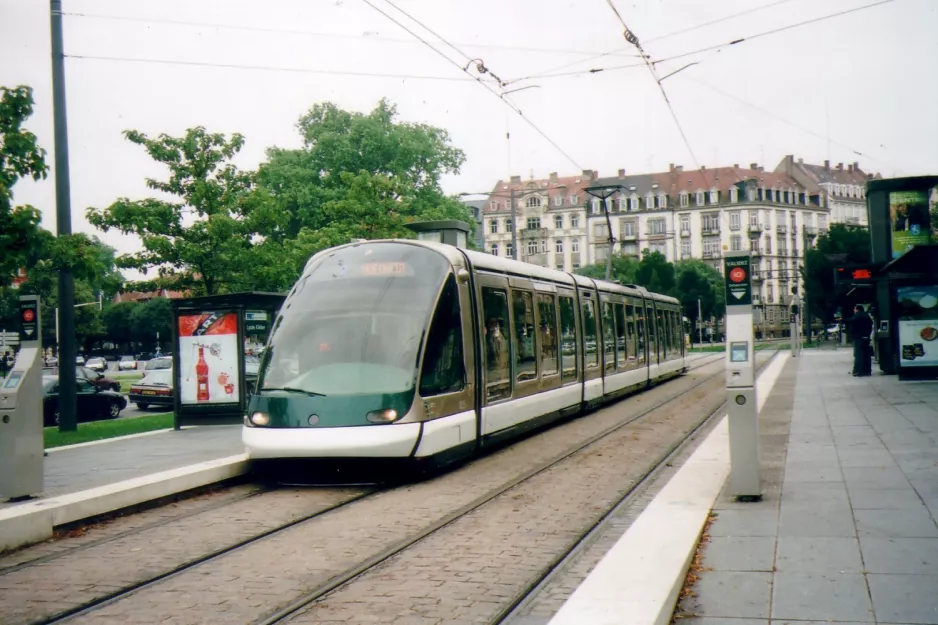 Straßburg Straßenbahnlinie B mit Niederflurgelenkwagen 1025 am Lycée Kléber (2007)