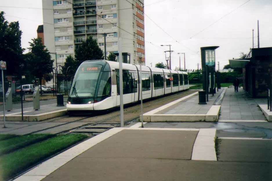 Straßburg Straßenbahnlinie C mit Niederflurgelenkwagen 2028 am Elsau (2007)