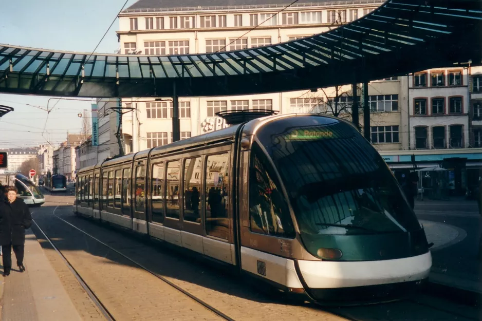 Straßburg Straßenbahnlinie D mit Niederflurgelenkwagen 1040 am Place de l'Homme de Fer (2003)