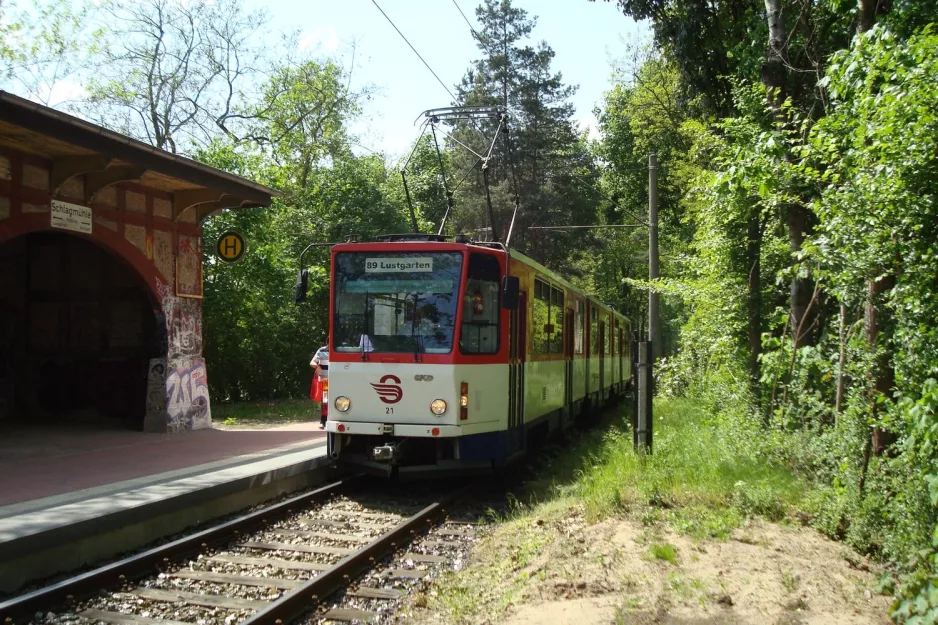 Strausberg Straßenbahnlinie 89 mit Gelenkwagen 21 am Schlagmühle (2013)