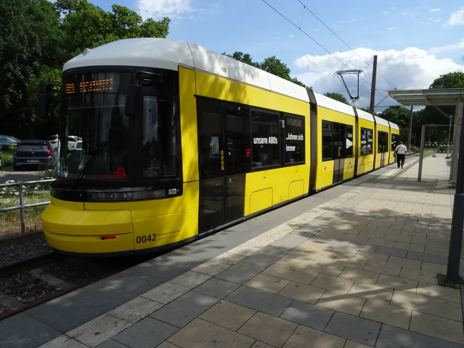 Strausberg Straßenbahnlinie 89 mit Niederflurgelenkwagen 0042 auf S-Bahnhof (2024)