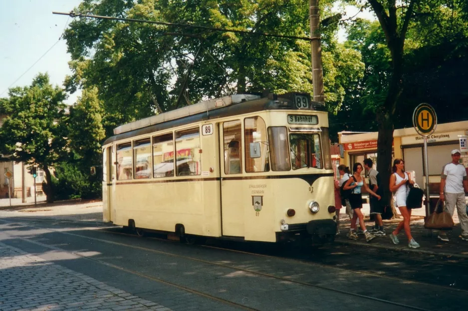 Strausberg Straßenbahnlinie 89 mit Triebwagen 07 am Lustgarten (2001)