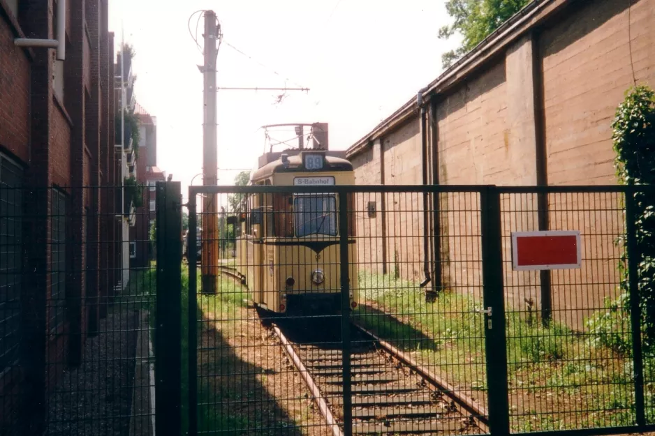 Strausberg Triebwagen 06 am Walkmühlenstr. (2001)