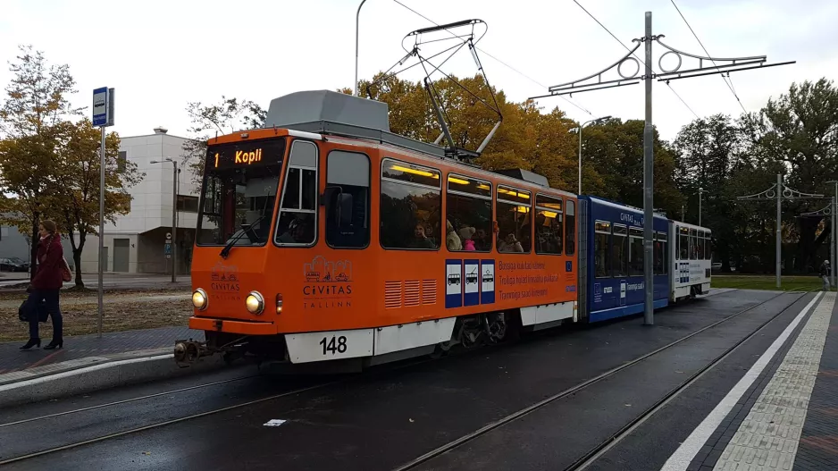 Tallinn Straßenbahnlinie 1 mit Gelenkwagen 148 am Pöhja Puiestee (2017)