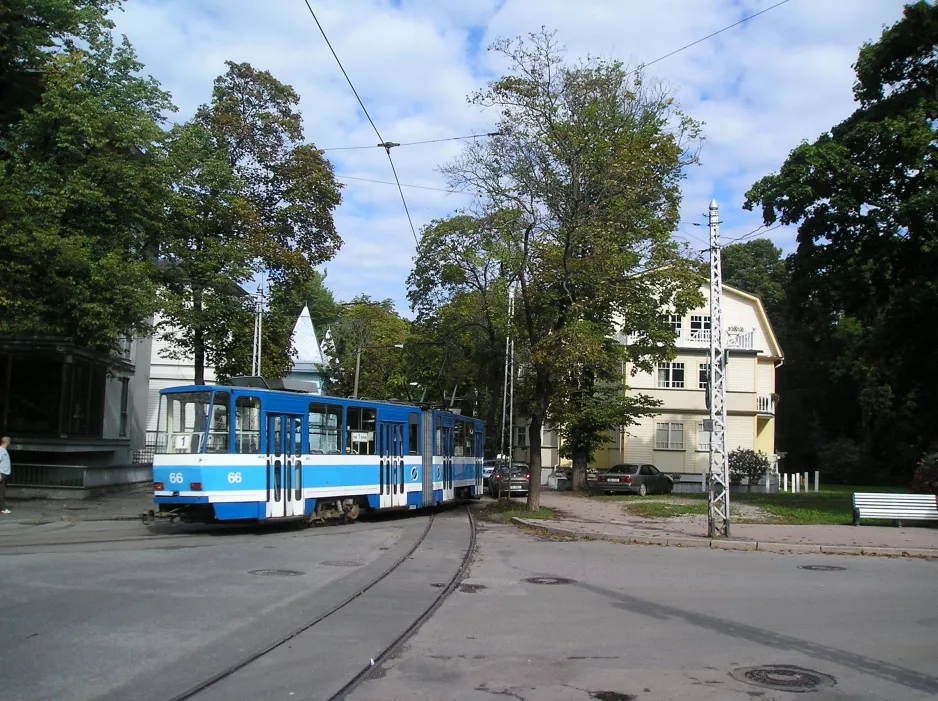 Tallinn Straßenbahnlinie 1 mit Gelenkwagen 66 auf J. Poska (2006)