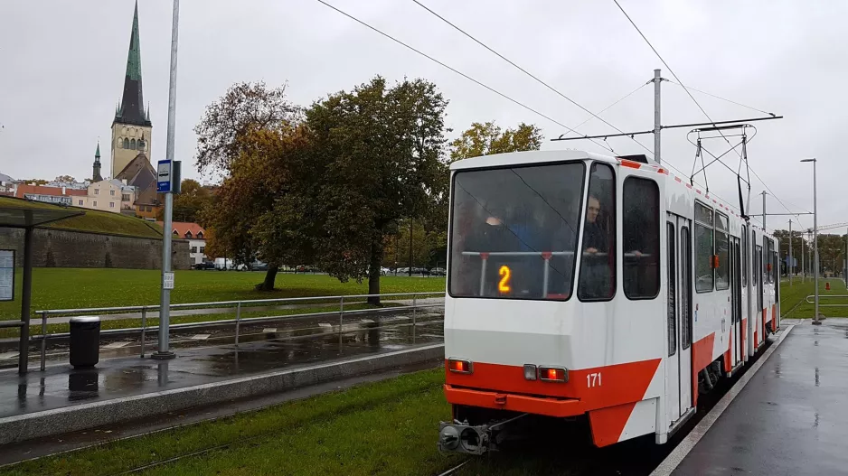 Tallinn Straßenbahnlinie 2 mit Gelenkwagen 171 am Kanuti (2017)