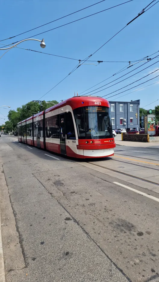 Toronto Niederflurgelenkwagen 4423 am Queen St E at Broadview (2024)