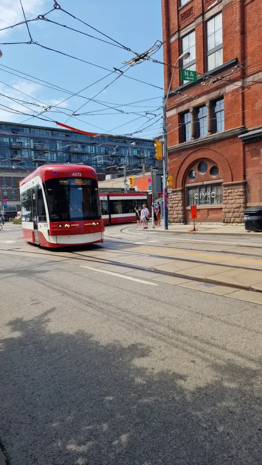 Toronto Niederflurgelenkwagen 4572 nahe bei Queen St E at Broadview (2024)