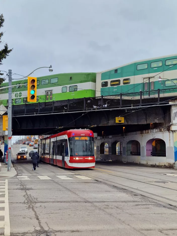 Toronto Straßenbahnlinie 506 Carlton mit Niederflurgelenkwagen 4401 auf Gerrard St E (2023)