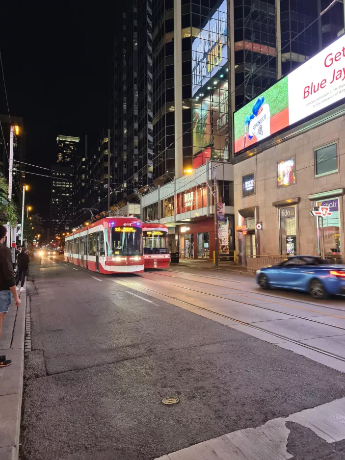 Toronto Straßenbahnlinie 506 Carlton mit Niederflurgelenkwagen 4540 auf Dundas St W (2022)