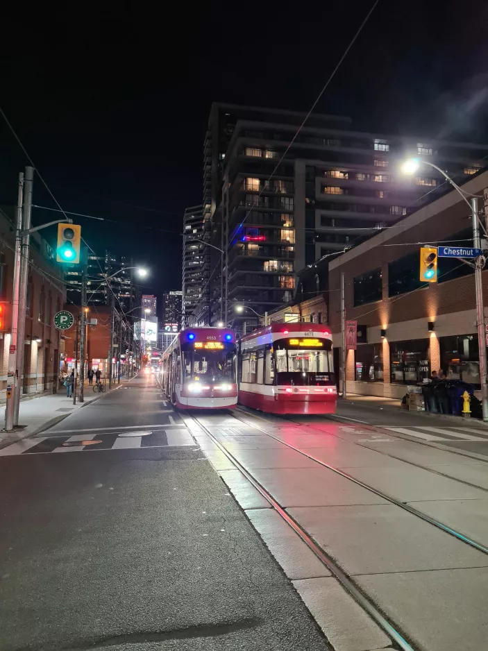Toronto Straßenbahnlinie 506 Carlton mit Niederflurgelenkwagen 4553 auf Dundas St W (2022)