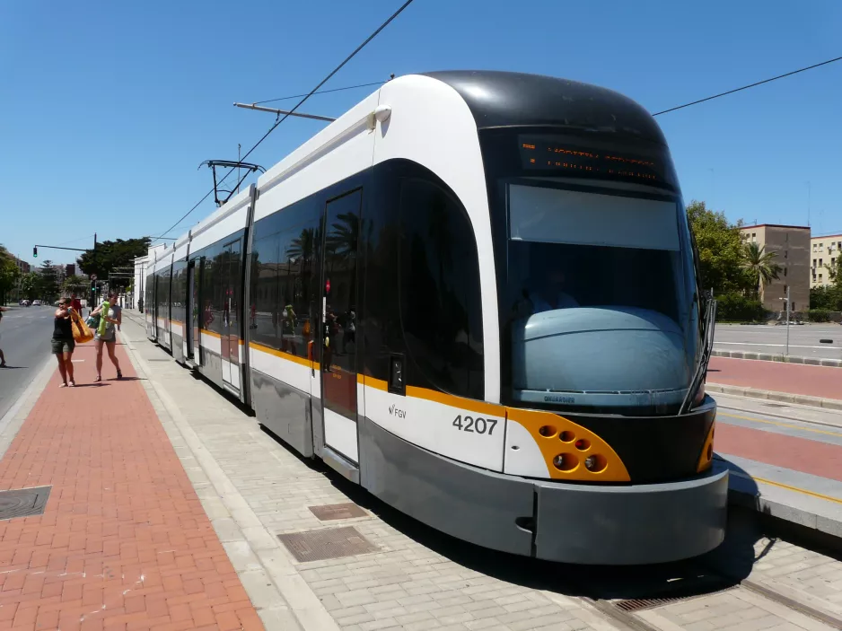 Valencia Straßenbahnlinie 8 mit Niederflurgelenkwagen 4207 am Marina Reial Joan Carles I (2014)
