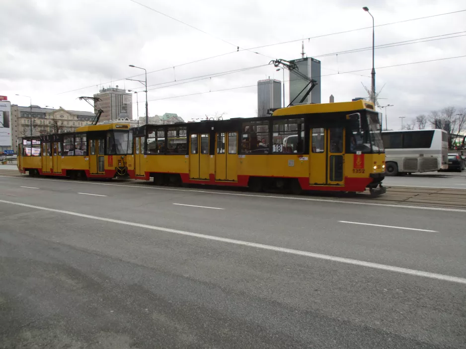 Warschau Straßenbahnlinie 18 mit Triebwagen 1352 am Dw.Gdański (2018)