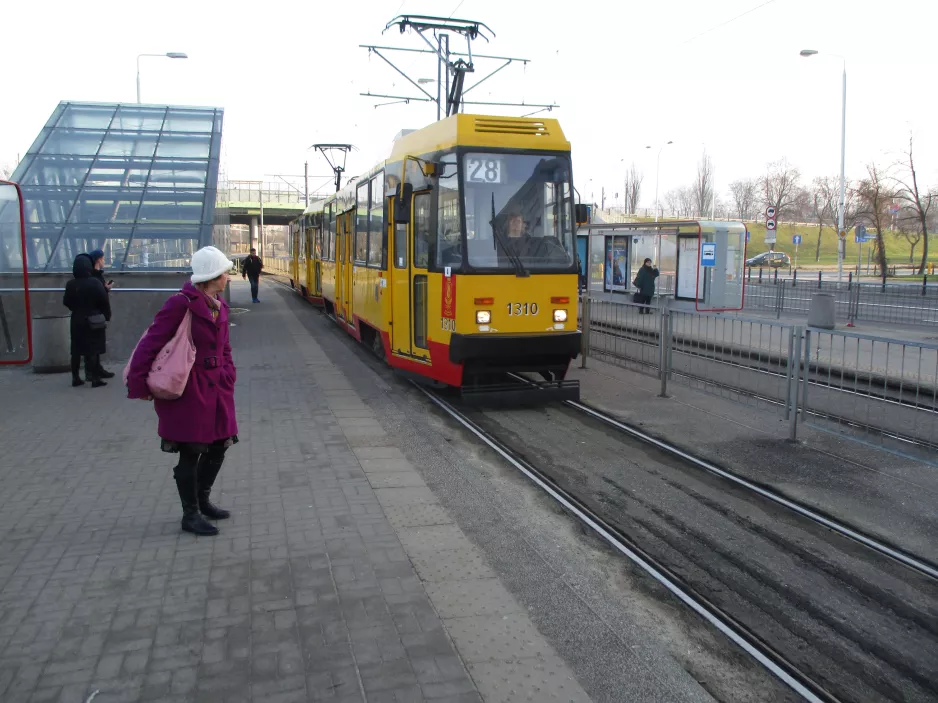 Warschau Straßenbahnlinie 28 mit Triebwagen 1310 am Dw.Gdański (2018)
