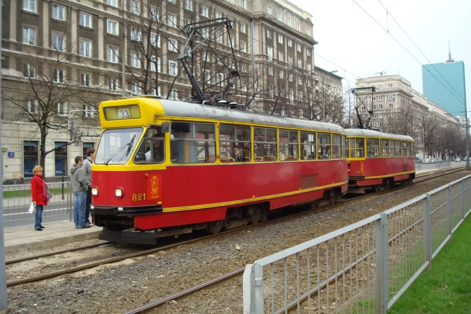 Warschau Straßenbahnlinie 33 mit Triebwagen 821 am Muranowska (2011)