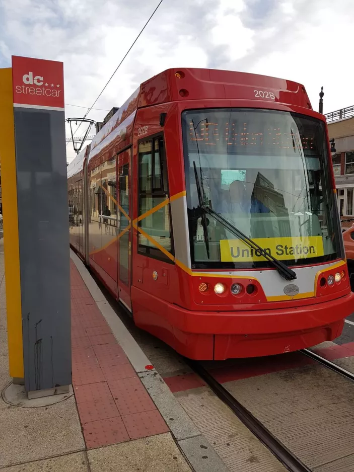 Washington, D.C. Streetcar mit Niederflurgelenkwagen 202 am H & 3rd (2016)