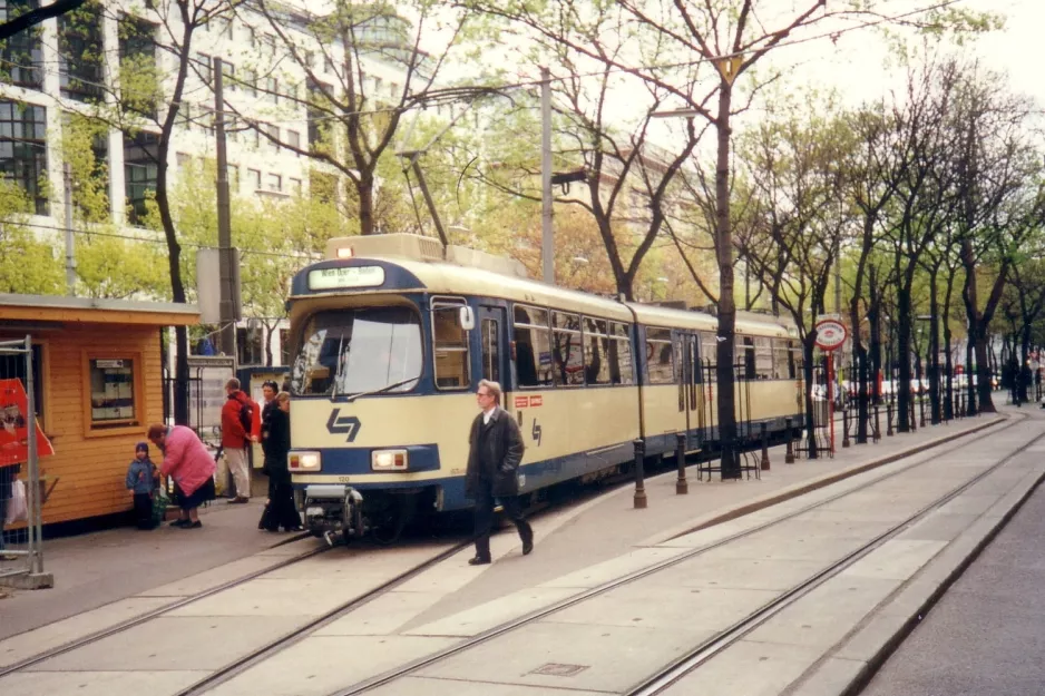 Wien Regionallinie 515 - Badner Bahn mit Gelenkwagen 120 "Michaela" am Oper (2001)