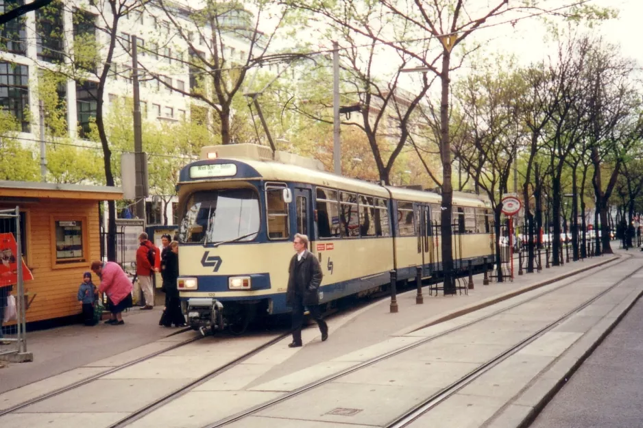Wien Regionallinie 515 - Badner Bahn mit Gelenkwagen 120 "Michaela" am Wien Oper (2001)