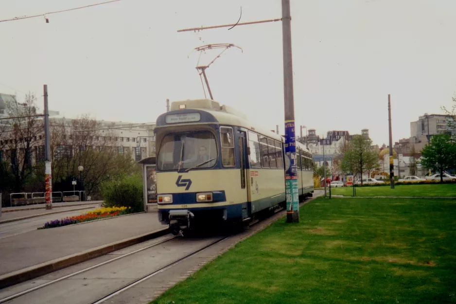 Wien Regionallinie 515 - Badner Bahn mit Gelenkwagen 125 "Susanne" auf Karlsplatz (2001)