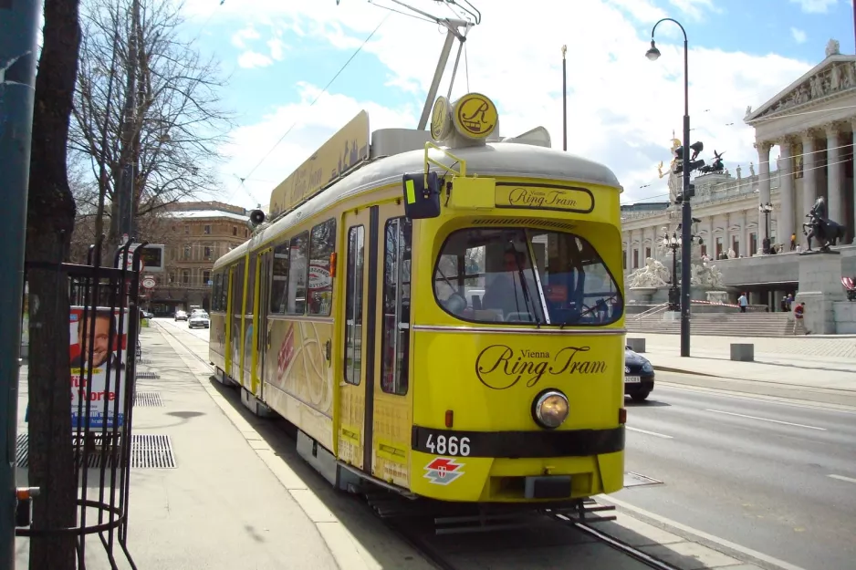 Wien Ring-Tram mit Gelenkwagen 4866 am Parlament (2010)