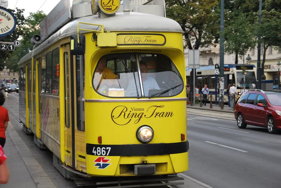 Wien Ring-Tram mit Gelenkwagen 4867 am Oper, Karlsplatz U (2014)
