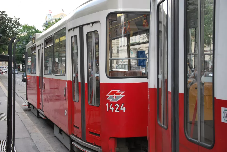 Wien Straßenbahnlinie 1 mit Beiwagen 1424 auf Opernring (2014)