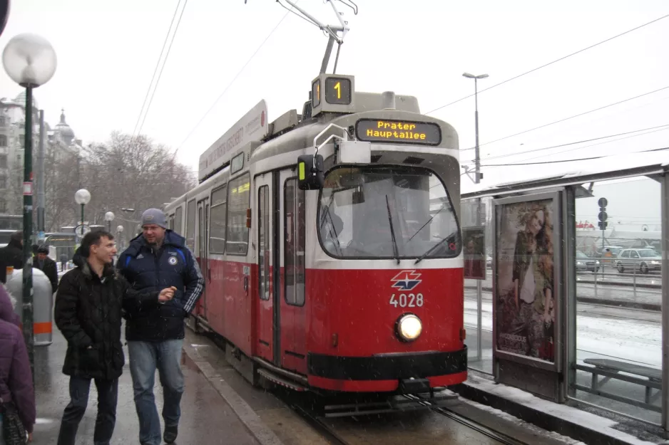 Wien Straßenbahnlinie 1 mit Gelenkwagen 4028 am Schwedenplatz (2013)