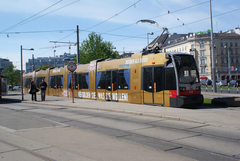 Wien Straßenbahnlinie 1 mit Niederflurgelenkwagen 630 am Karlsplatz (2012)