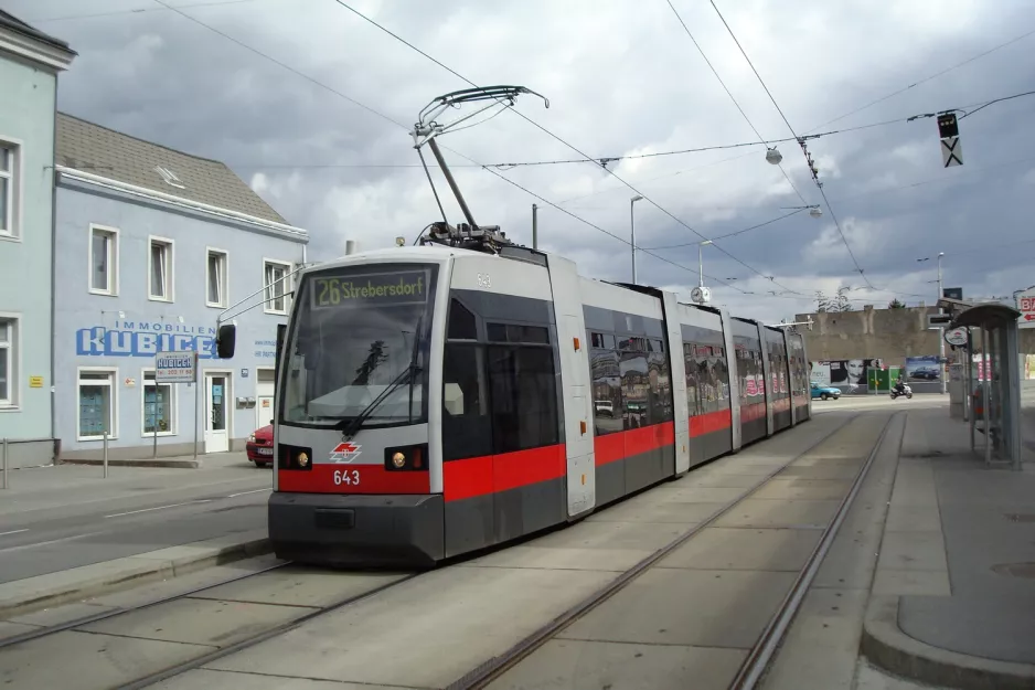 Wien Straßenbahnlinie 26 mit Niederflurgelenkwagen 643 am Kagraner Platz (2010)