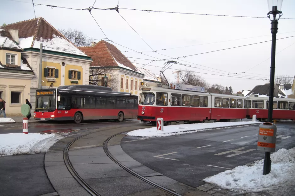Wien Straßenbahnlinie 38 mit Gelenkwagen 4035 am Grinzing (2013)