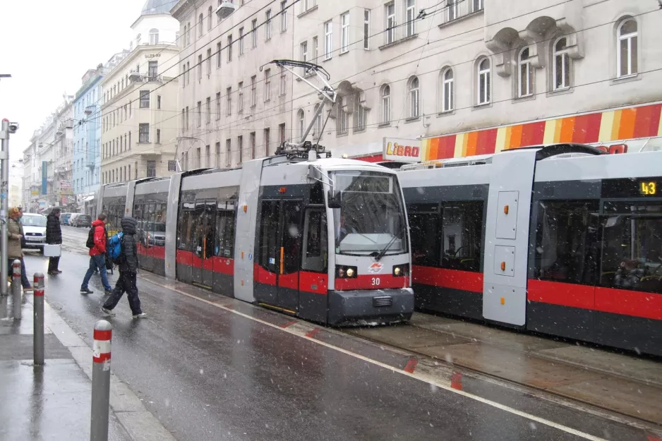 Wien Straßenbahnlinie 44 mit Niederflurgelenkwagen 30 am Skodagasse (2013)
