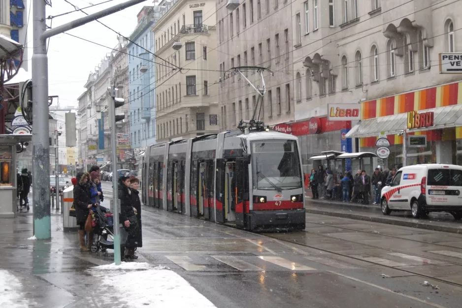 Wien Straßenbahnlinie 44 mit Niederflurgelenkwagen 47 am Skodagasse (2013)