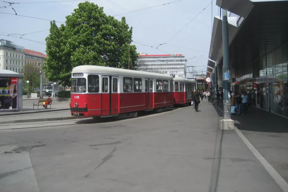 Wien Straßenbahnlinie 5 mit Beiwagen 1325 am Praterstern (2008)