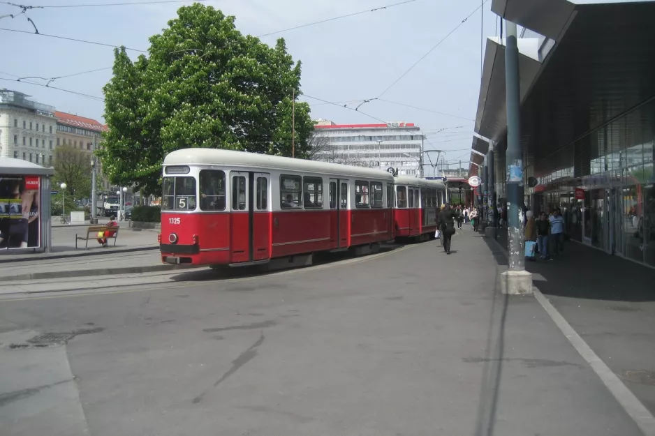 Wien Straßenbahnlinie 5 mit Beiwagen 1325 am Praterstern (Wien Bahnhof Nord) (2008)