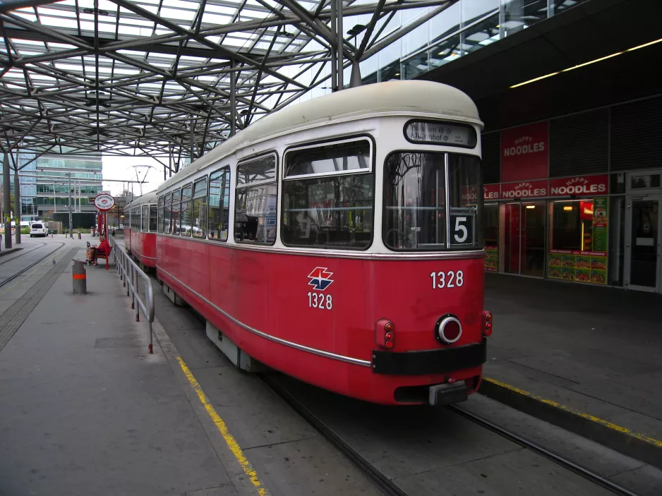 Wien Straßenbahnlinie 5 mit Beiwagen 1328 am Praterstern (2016)