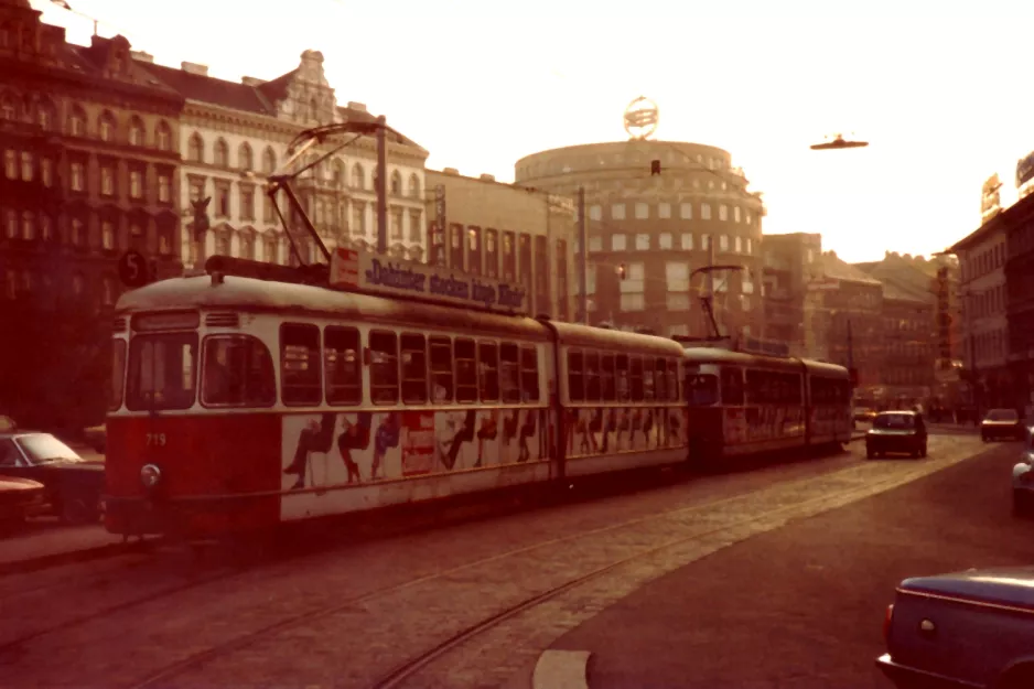 Wien Straßenbahnlinie 5 mit Gelenkwagen 719 auf Mariahilfer Gürtel (1982)